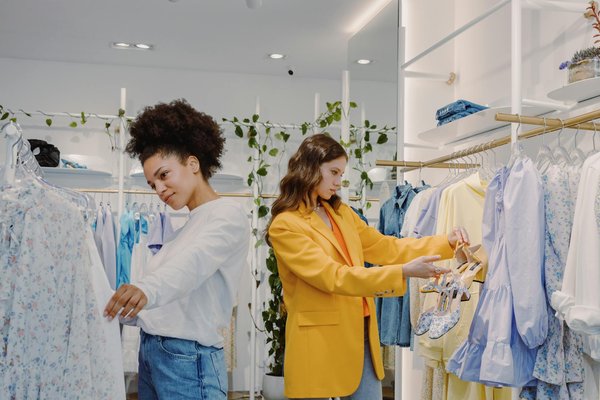 Découvrez les pantalons fluides pour femme : style et bien-être incontournables