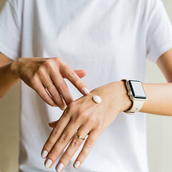 Comment réaliser une french manucure colorée tendance pour l'été avec des vernis vegan?