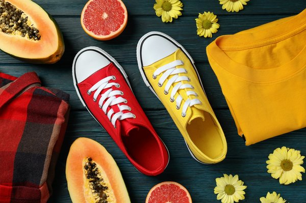 Quelle est la manière idéale d'associer des baskets blanches à une tenue de travail chic?